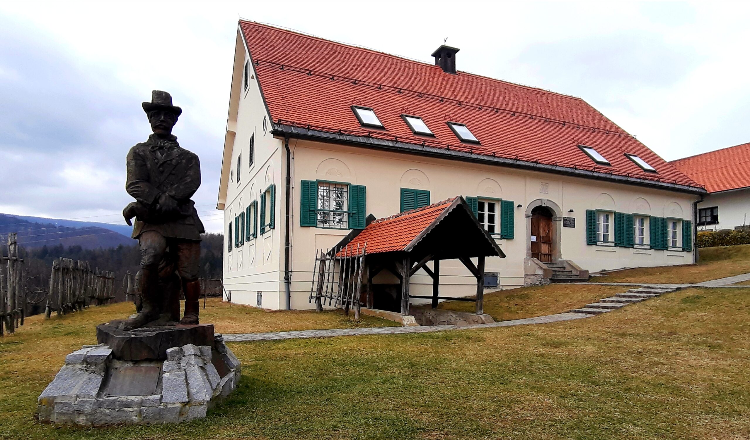 Danes krasi posestvo Meranovo leseni spomenik domačina g. Ploberška